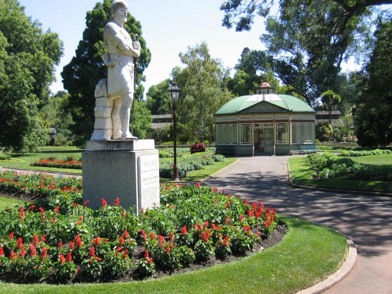 Ballarat - Botanical Gardens at Lake Wendouree: Wallace statue and the Statuary Pavilion