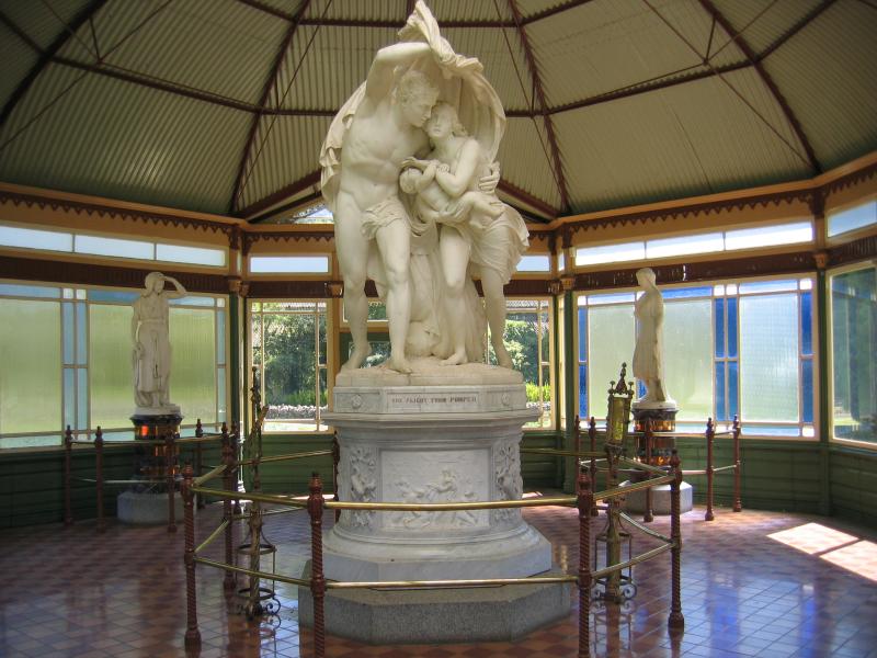 Ballarat - Botanical Gardens at Lake Wendouree: Marble statue inside Statuary Pavilion