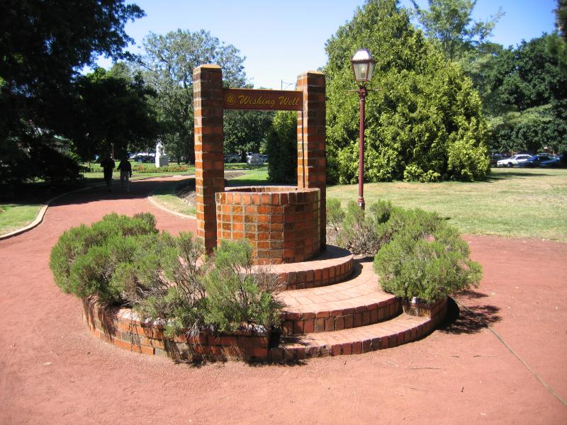 Ballarat - Botanical Gardens at Lake Wendouree: Wishing well