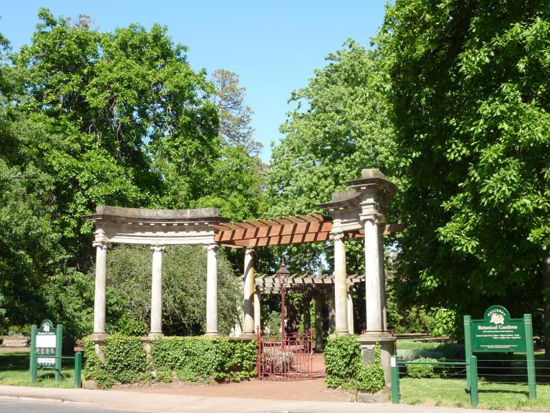 Ballarat - Botanical Gardens at Lake Wendouree: Another entrance to botanical gardens, Wendouree Parade