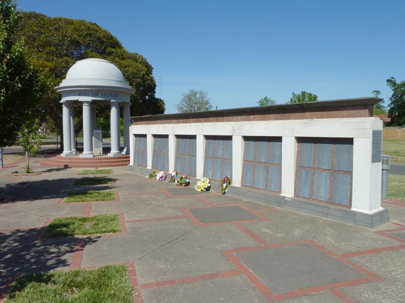 Ballarat - Avenue of Honour (Sturt Street): Memorial wall, corner Sturt St and Learmonth St