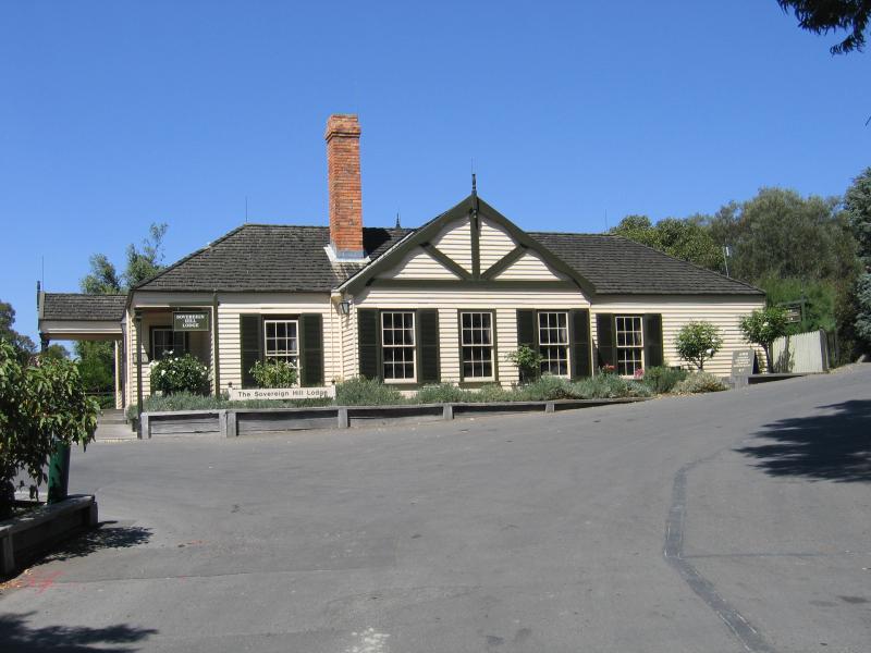 Ballarat - Sovereign Hill surroundings: Sovereign Hill Lodge, Magpie St