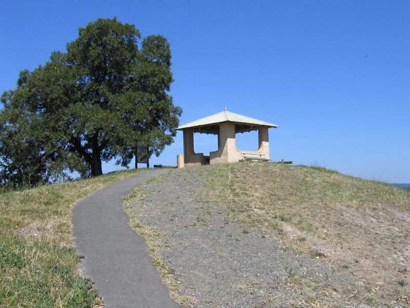 Ballarat - Sovereign Hill lookout, Magpie Street: Lookout shelter