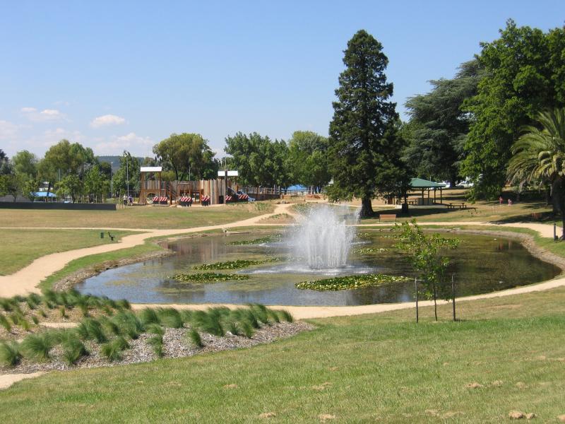 Ballarat - Eureka Centre and gardens, Eureka Street - Lake