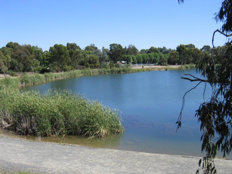 Ballarat - Around Ballarat: Lake Esmond, Larter St