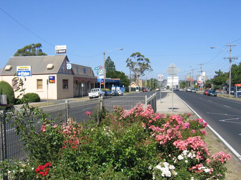 Ballarat - Ballarat suburb of Wendouree: View east along Howitt St at School La towards Blue Bell Hotel