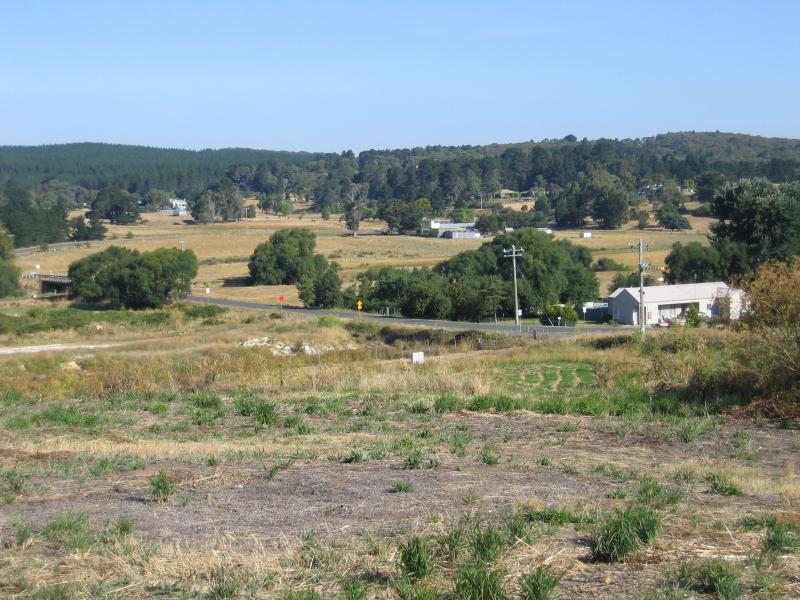 Ballarat - Ballarat suburb of Sebastopol: View south, Midland Hwy near Docwra St