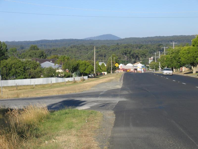 Ballarat - Ballarat suburb of Mount Clear: View east along Whitehorse Rd towards Tinworth Av