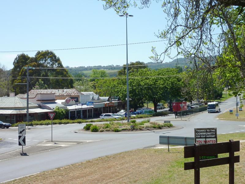 Ballarat - Buninyong, commercial centre: View east along Learmonth St towards Warrenheip St