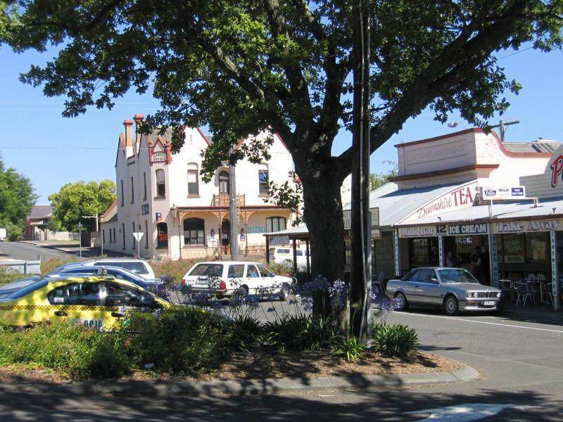 Ballarat - Buninyong, commercial centre: View west along Learmonth St towards Warrenheip St