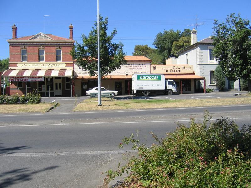 Ballarat - Buninyong, commercial centre: Shops along south side of Learmonth St on east side of Warrenheip St