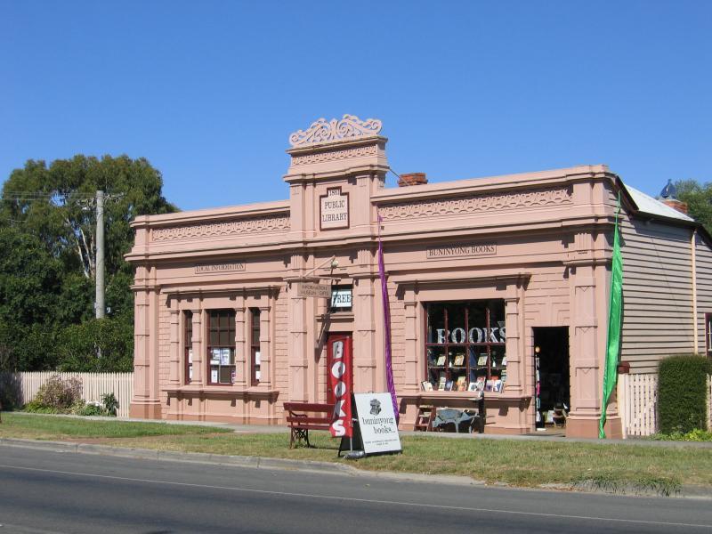Ballarat - Buninyong, around the town: Old public library, Warrenheip St opposite Forest St