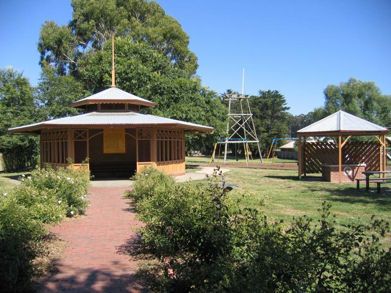 Ballarat - Buninyong, around the town: De Soza Park, Warrenheip St