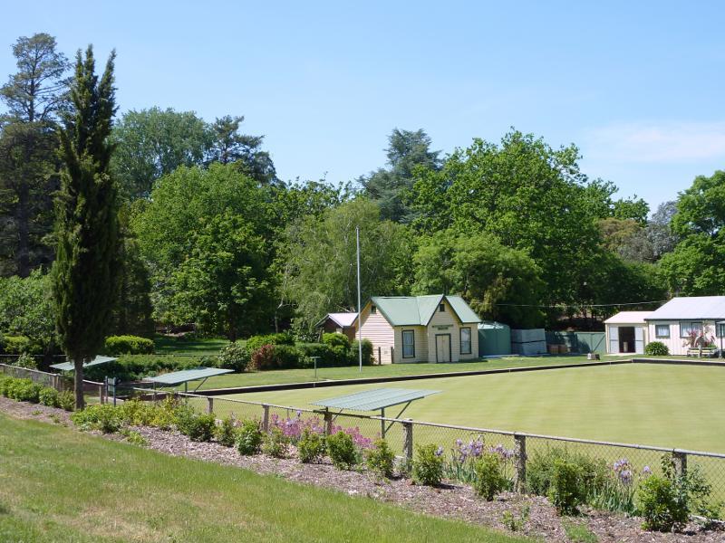 Ballarat - Buninyong, botanical gardens: View from gardens towards bowling club