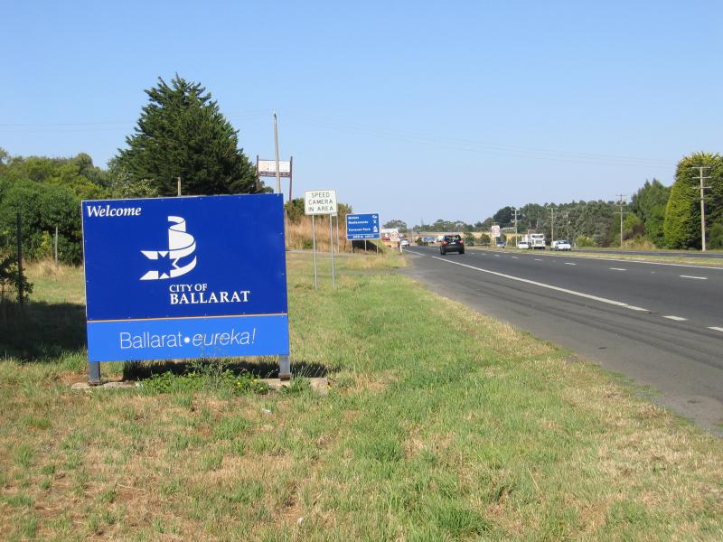 Ballarat - Gateway Precinct, Western Highway, Warrenheip - Welcome to Ballarat sign, view west along Western Hwy