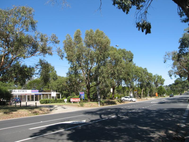Balnarring - Shops at Balnarring Village Shopping Centre and surroundings: View west along Frankston-Flinders Rd at Russell St