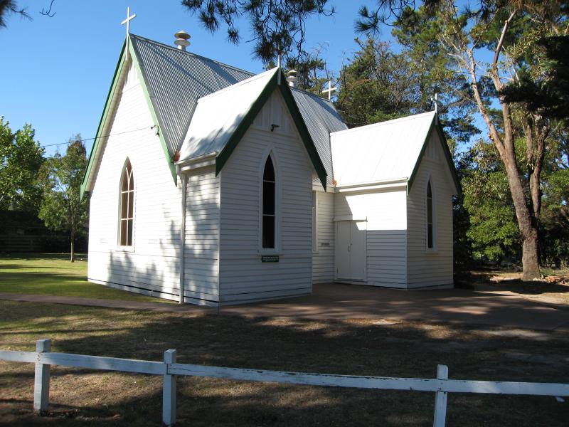 Balnarring - Shops at Balnarring Village Shopping Centre and surroundings: St Marks Anglican Church, Balnarring Rd