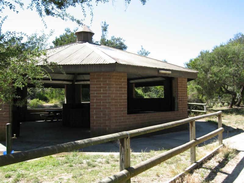 Balnarring - Balnarring Beach town centre: Shelter at beach car park