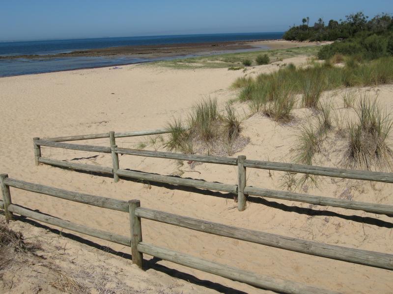 Balnarring - Beach at end of Balnarring Beach Road: View west along beach from path to car park