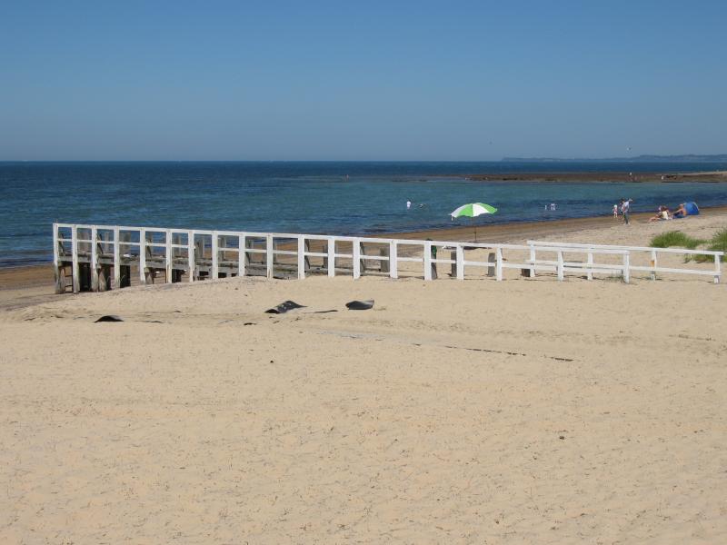 Balnarring - Beach at end of Balnarring Beach Road: View west along beach at jetty