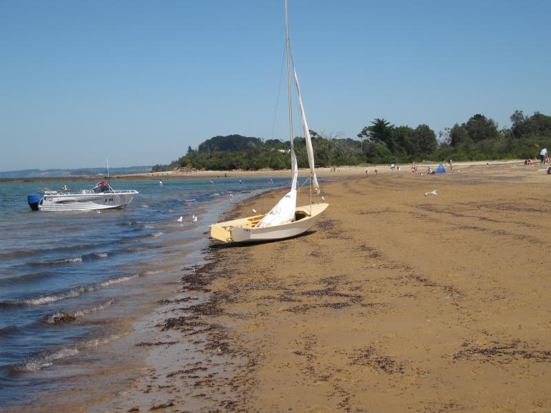 Balnarring - Beach at end of Balnarring Beach Road: View west along beach