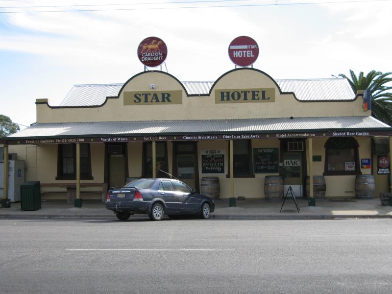 Barnawartha - Commercial centre and shops, High Street: Star Hotel, High St west of Havelock St