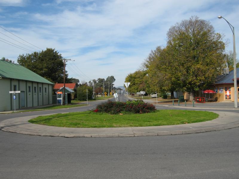 Barnawartha - Commercial centre and shops, High Street: View south along Havelock St at High St