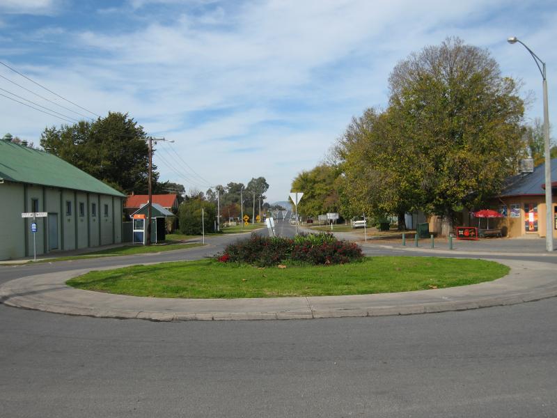 Barnawartha - Commercial centre and shops, High Street - View south along Havelock St at High St