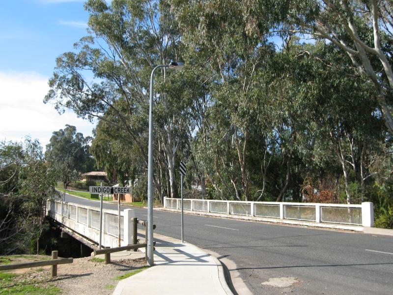 Barnawartha - Indigo Creek Park, High St: View east along High St at Indigo Creek