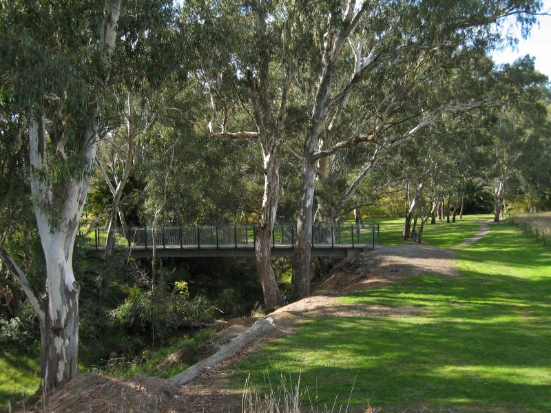 Barnawartha - Indigo Creek Park, High St - View along Indigo Creek towards footbridge