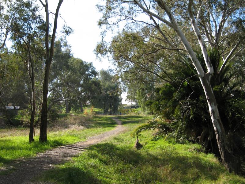 Barnawartha - Indigo Creek Park, High St: Path along eastern side of Indigo Creek