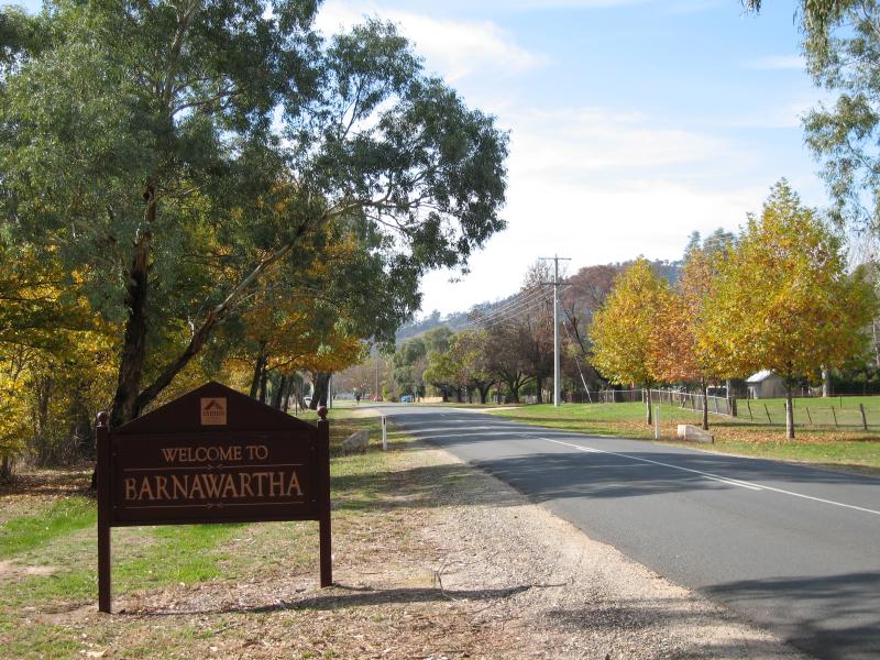 Barnawartha - Around Barnawartha: Barnawartha town sign, view east along High St at Frying Pan Creek