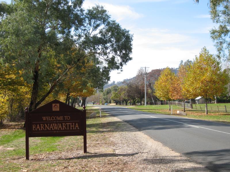 Barnawartha - Around Barnawartha - Barnawartha town sign, view east along High St at Frying Pan Creek