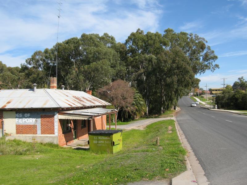 Barnawartha - Around Barnawartha: View west along High St towards Indigo Creek