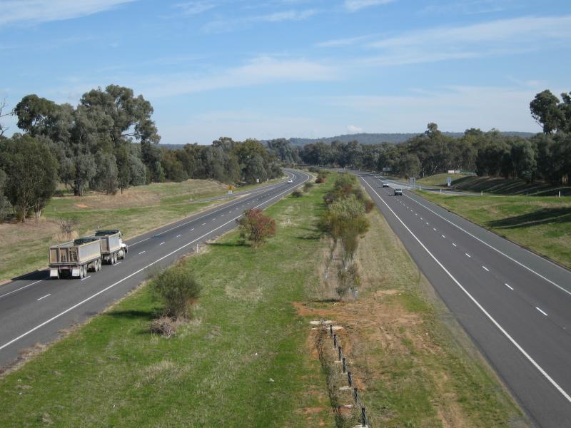 Barnawartha - Overpass over Hume Freeway at Indigo Creek Road: View south-west along Hume Fwy from overpass