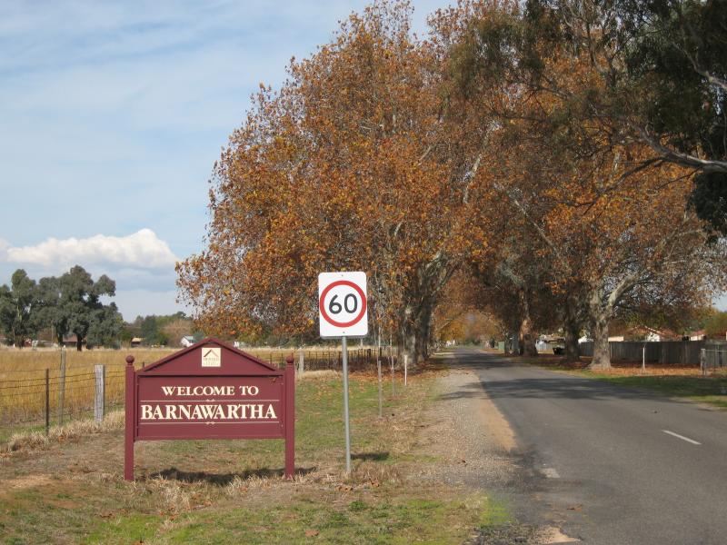 Barnawartha - Howlong Road north of town centre: Welcome to Barnawartha sign, view south along Howlong Rd towards Mucha Rd