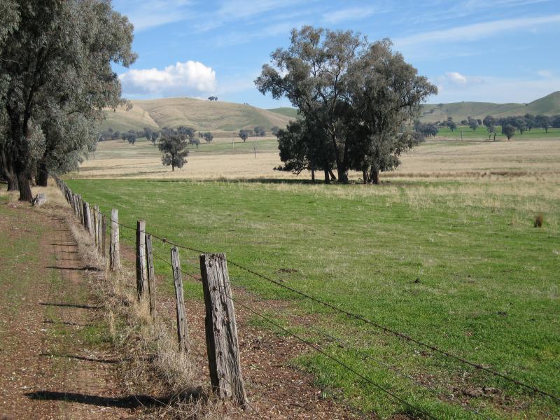 Barnawartha - Indigo Creek Road: View south-west from Ironbark La