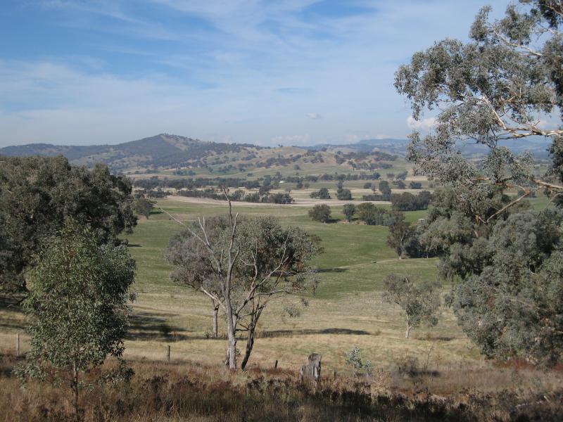 Barnawartha - Oats Gap Road: View south from Oates Gap Rd