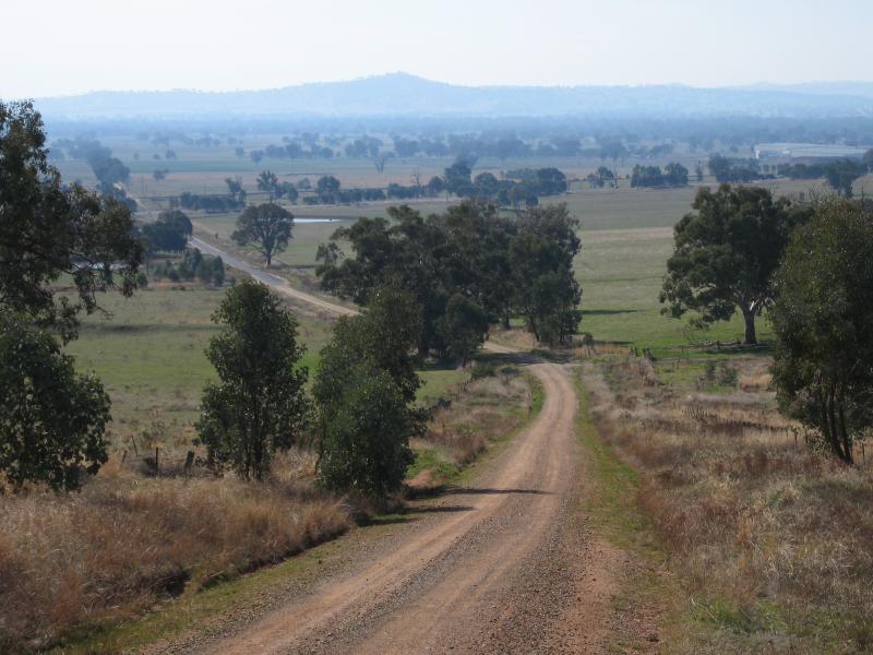 Barnawartha - Oats Gap Road: View north along Oates Gap Rd towards Hume Fwy