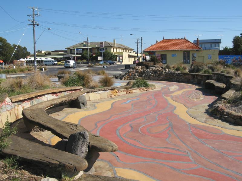 Barwon Heads - Shops and commercial centre, Bridge Road and Hitchcock Avenue: View west along Bridge Rd towards Flinders Pde