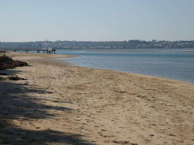 Barwon Heads - Frank Ellis Reserve, Barwon River coastline along Flinders Parade: View north along river