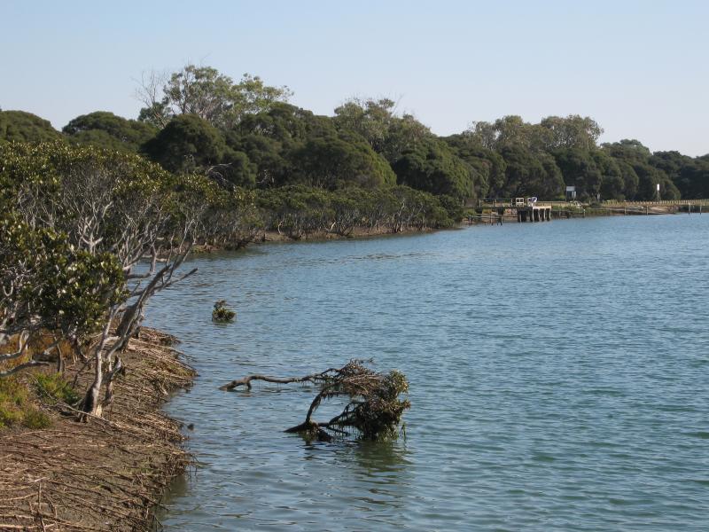 Barwon Heads - Barwon River along River Parade: View west along river from boat ramp at eastern end of River Pde