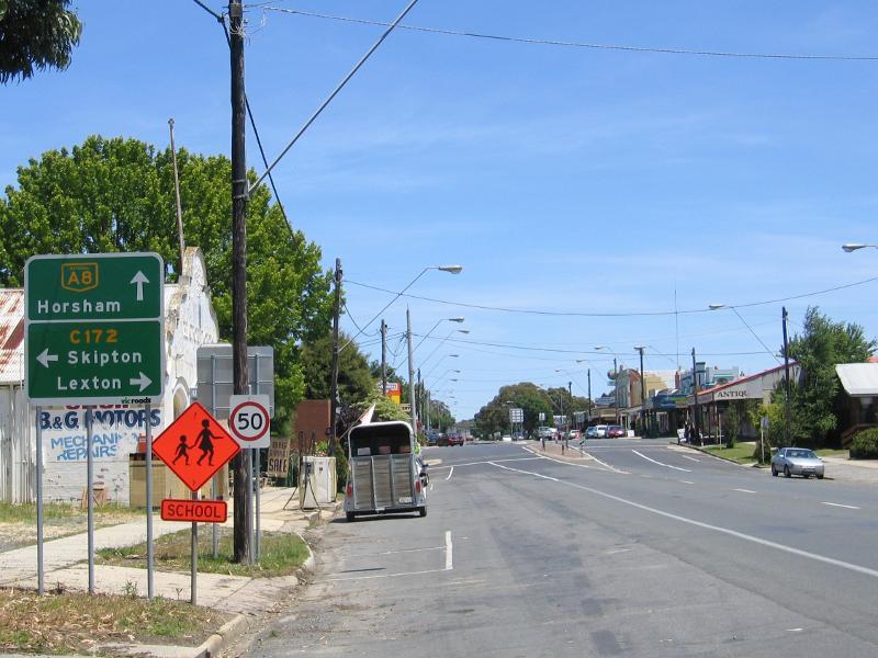 Beaufort - Shops and commercial centre along Neill Street: View west along Neill St towards Lawrence St