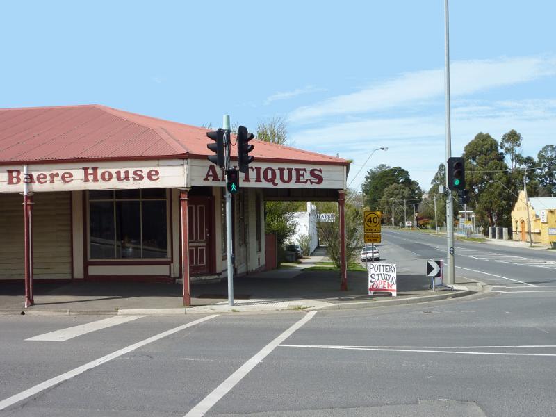 Beaufort - Shops and commercial centre along Neill Street: De Baere House Antiques, view east along Neill St at Lawrence St