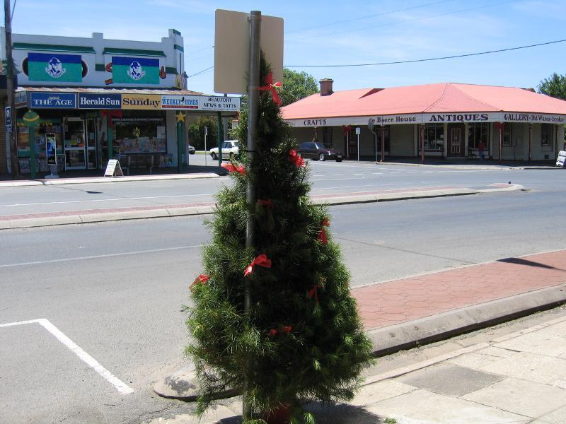 Beaufort - Shops and commercial centre along Neill Street: View north across Neill St towards Lawrence St