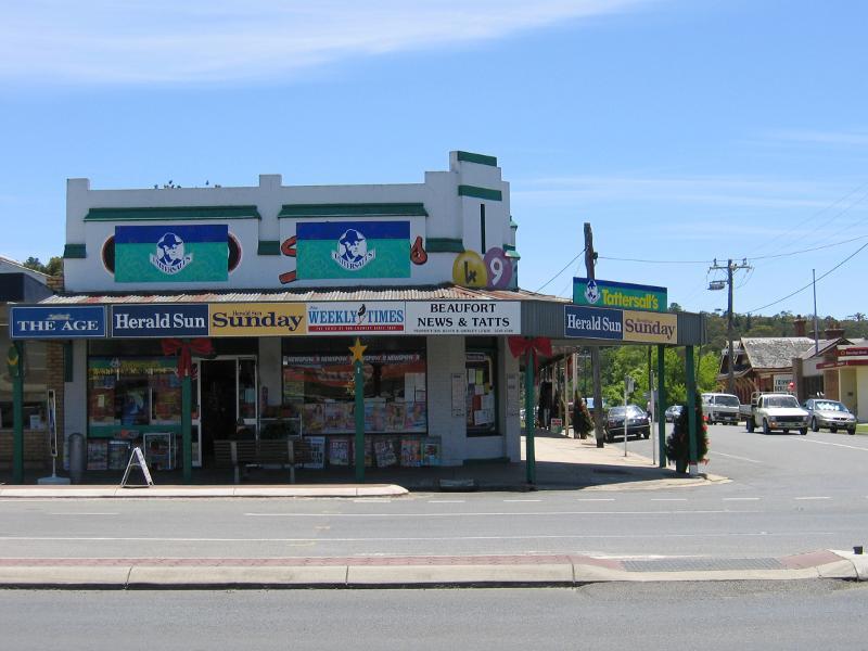 Beaufort - Shops and commercial centre along Neill Street: View north across Neill St at Lawrence St