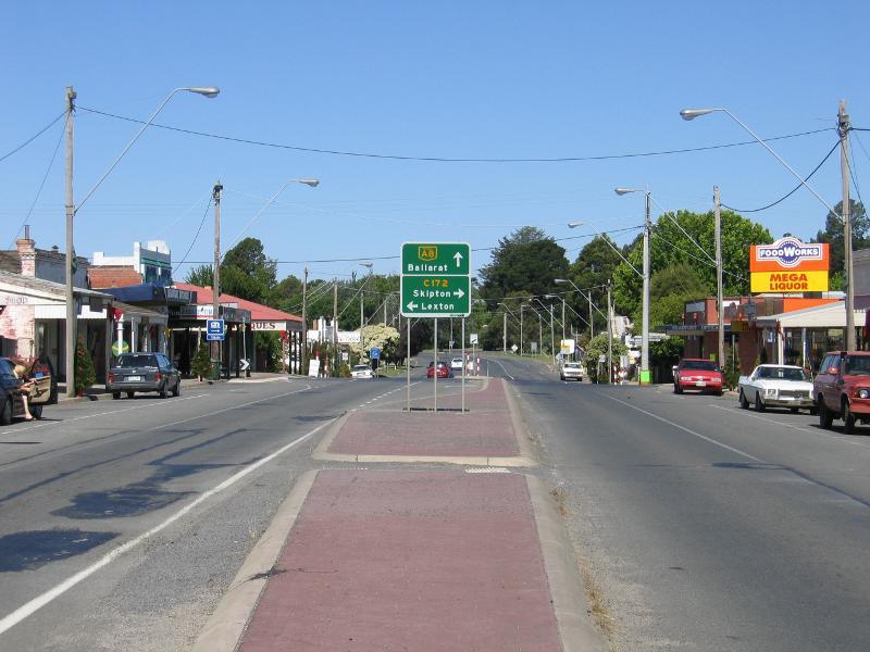 Beaufort - Shops and commercial centre along Neill Street: View east along Neill St towards Lawrence St