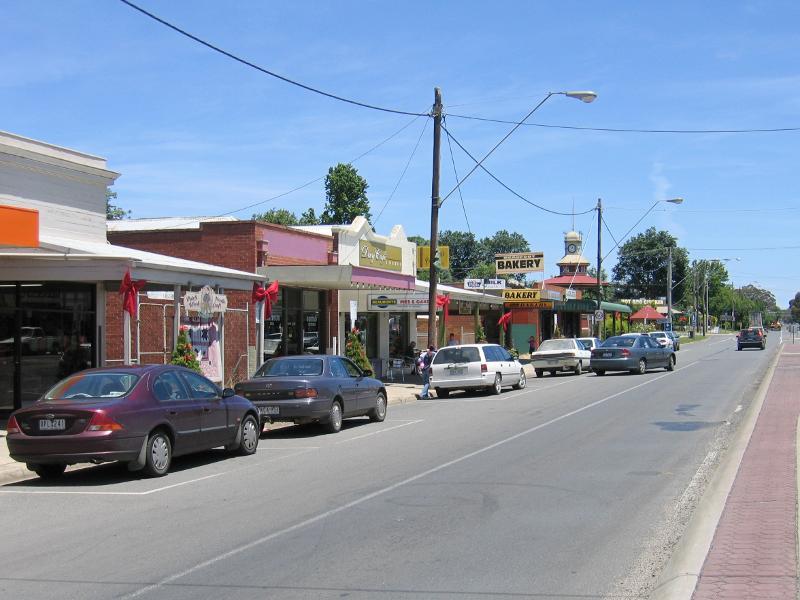 Beaufort - Shops and commercial centre along Neill Street: View west along Neill St between Lawrence St and Havelock St