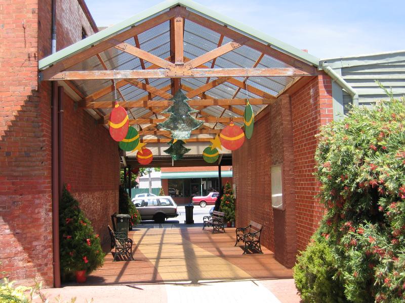 Beaufort - Shops and commercial centre along Neill Street: View south along walkway linking Neill St with car park behind shops