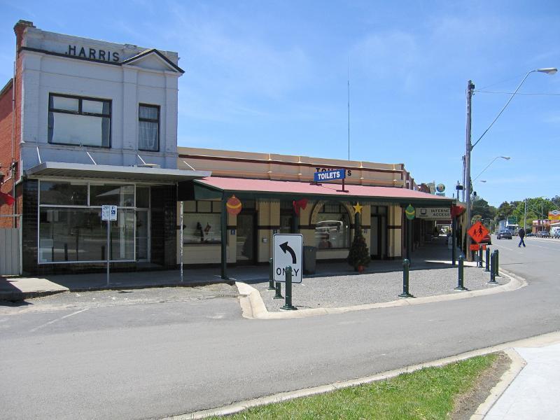 Beaufort - Shops and commercial centre along Neill Street: View east along Neill St at Livingstone St